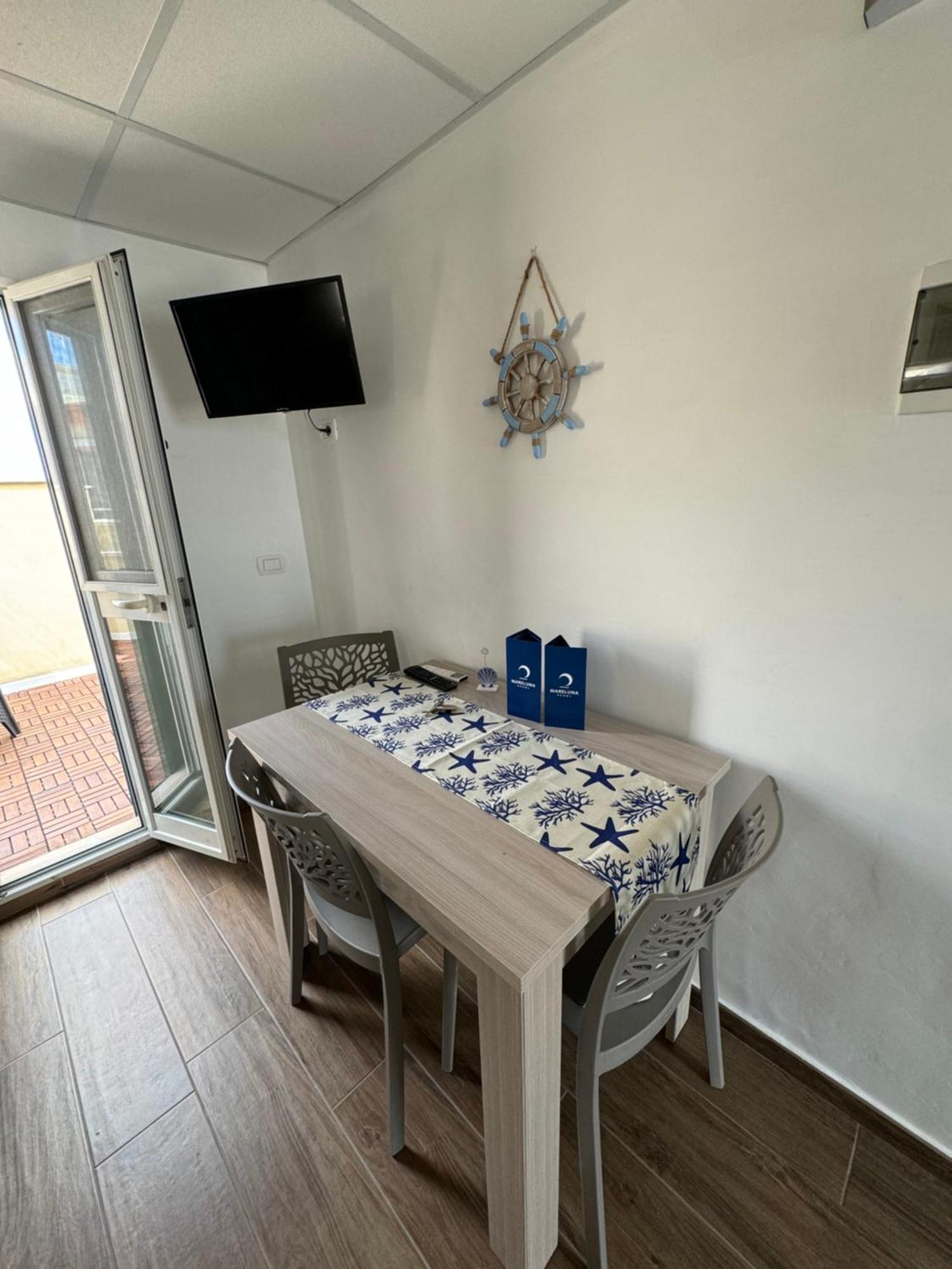 Mareluna Rooms Маргерита-ди-Савойя Экстерьер фото